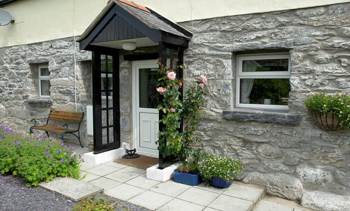 There is a new side entrance from parking area that avoids steps to front door. Extremely well equipped, Wifi, Extremely High standard of cleaning eve